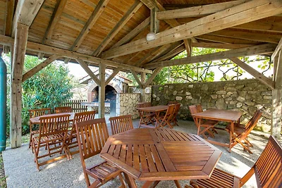 Gemütliches Ferienhaus Lucija in idyllischem