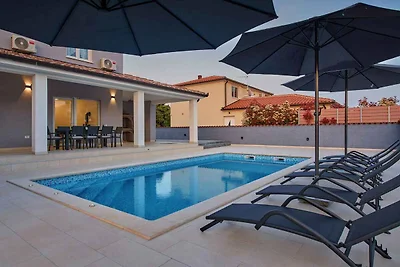 Villa mit Klimaanlage und Pool