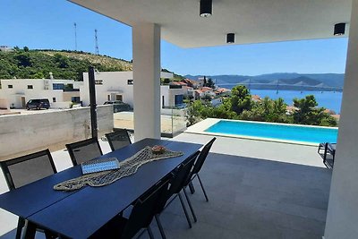 Ferienhaus mit Pool und Meerblick