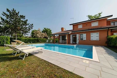 Villa mit Klimaanlage, Garten und Pool