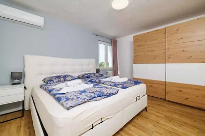 Villa mit Swimmingpool und Whirlpool