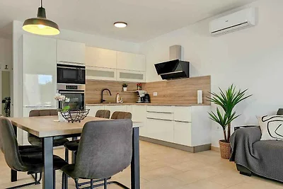 Ferienhaus mit Terrasse und Gartenmöbeln