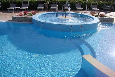 Bungalow mit Pool und Barbeque