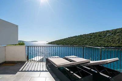 Ferienhaus mit Pool und Meerblick