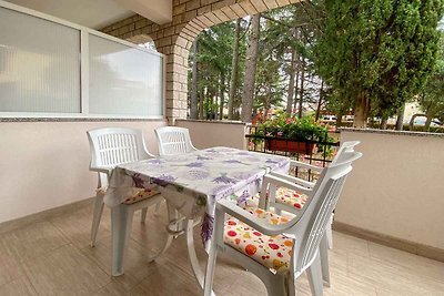 Ferienwohnung mit Terrasse mit Tisch und Stüh