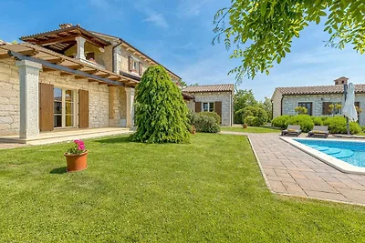 Villa mit Salzwasserpool und Klimaanlage