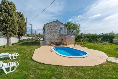 Villa mit Pool und Garten