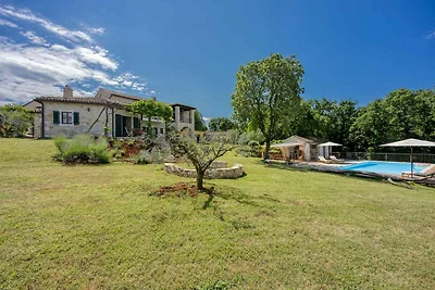 Villa mit Pool und Garten