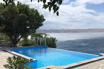 Villa mit Swimmingpool und Meerblick