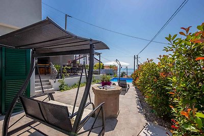 Ferienhaus mit Pool und Meerblick