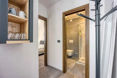 Eine neu renovierte Suite mit einem Schlafzim