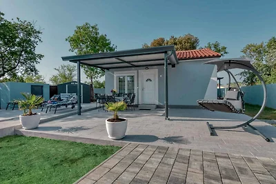 Ferienhaus mit Swimmingpool in Strandnähe