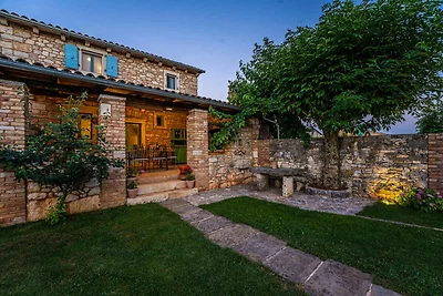 Villa mit Swimmingpool, Taverne und
