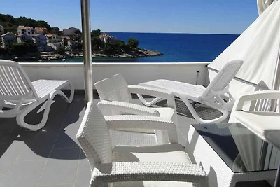 Villa direkt am Meer mit gemeinsamen Pool