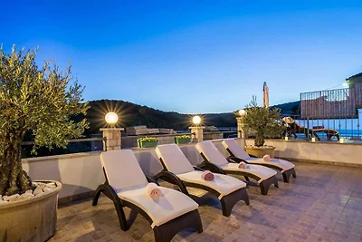 Villa mit Swimmingpool und Meerblick
