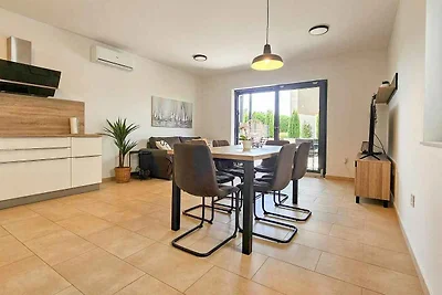 Ferienhaus mit Terrasse und Gartenmöbeln