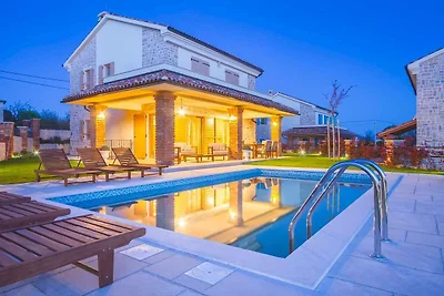 Villa mit rustikalem Hauch und Pool auf Krk