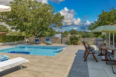 Authentische Steinvilla mit privatem Pool in 