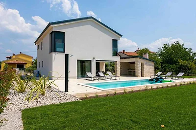 Villa mit Salzwasserpool und Klimaanlage
