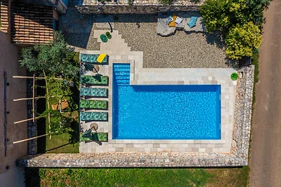 Villa mit Swimmingpool, Taverne und