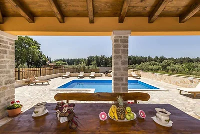 Villa mit Pool und Garten