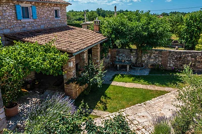Villa mit Swimmingpool, Taverne und
