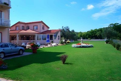 Ferienwohnung mit Pool, Kamin und Meerblick