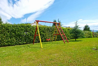 Villa mit Swimmingpool und Spielfeld