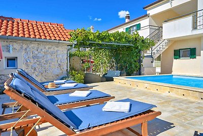 Ferienhaus mit Pool und Grill