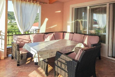 Komfortable Ferienwohnung Nikolina J mit Meer