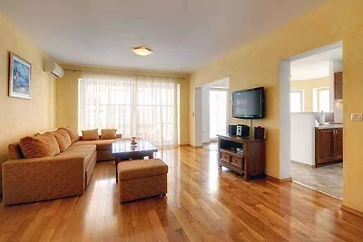 Villa mit Swimmingpool und Sonnenterrasse