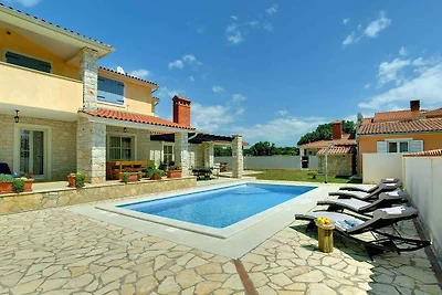 Villa mit Swimmingpool und Sonnenterrasse