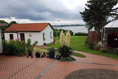 Ferienhaus mit Terrasse direkt am Wasser