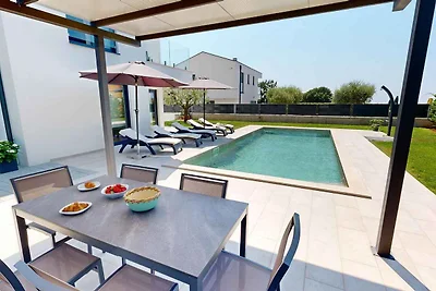 Villa mit Pool und Garten