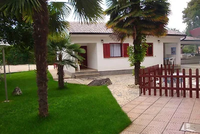 Ferienhaus mit grossem Garten und Pool