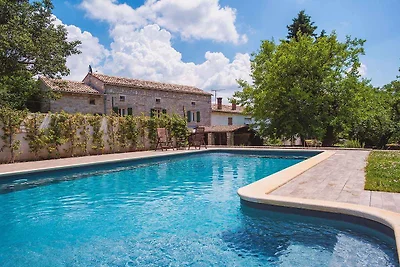 Villa mit Garten und Pool