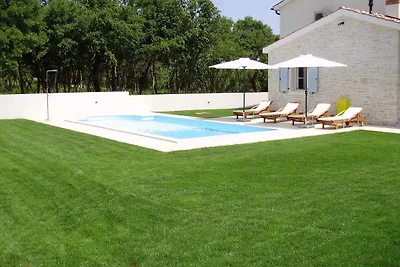 Ferienhaus mit Pool und Klimaanlage