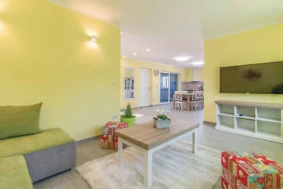 Villa mit Swimmingpool, Terrasse und Grill
