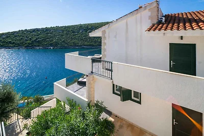 Villa mit Pool und Meerblick