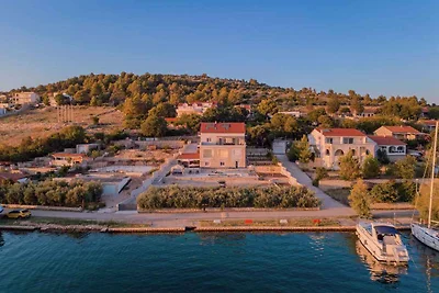 Exklusive Villa am Wasser mit privatem Pool u