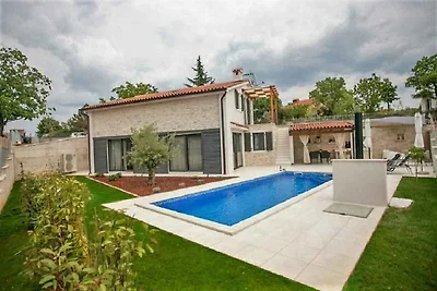 Villa mit Pool und Klimaanlage
