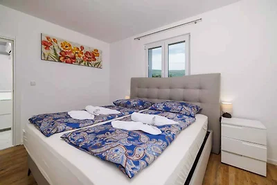 Villa mit Swimmingpool und Whirlpool