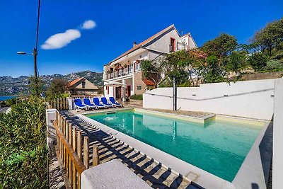 Ferienhaus mit Pool und Meerblick