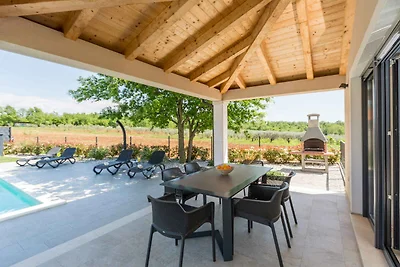 Ferienhaus mit Pool und schöner überdachter