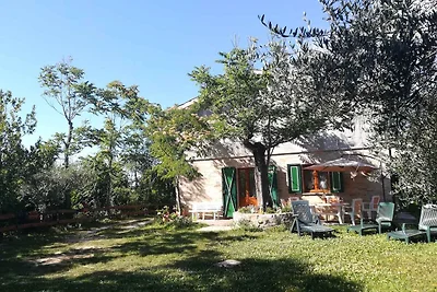 Ferienhaus mit Grill und Pool, teilweise umge
