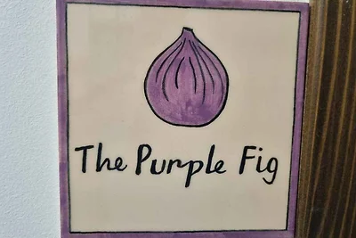 Eine neu renovierte Suite mit einem Schlafzim