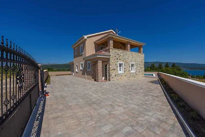 Ferienhaus mit Meerblick und Pool