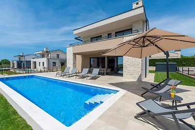 Villa mit Aussenpool