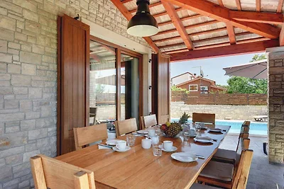 Villa mit Pool und Meerblick