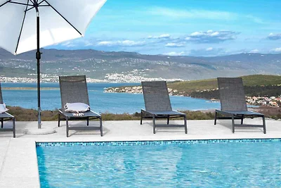 Ferienwohnung mit Pool und Meerausblick